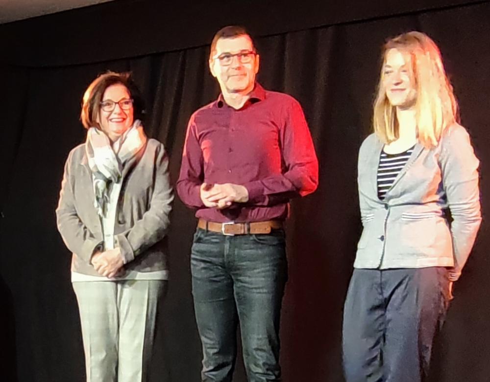 Brigitte Kreuzberger, Jürgen Rohleder und Christine Schäfer bei der Übergabe