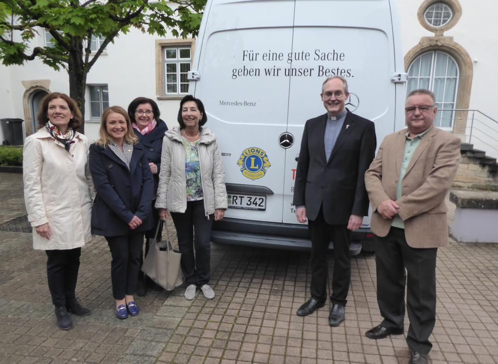 v.l.: Andrea Langenbacher, Club-Präsidentin; Emanuela Macus, Schatzmeisterin Lions-Förderverein; Andrea Schulz, ehem. Schatzmeisterin; Brigitte Kreuzberger, 1. Vorsitzende Lions-Förderverein; Diakon Andreas Weiß, Leiter der Rottenburger Tafel; Pfarrer Rennemann für den Träger Domgemeinde St. Martin